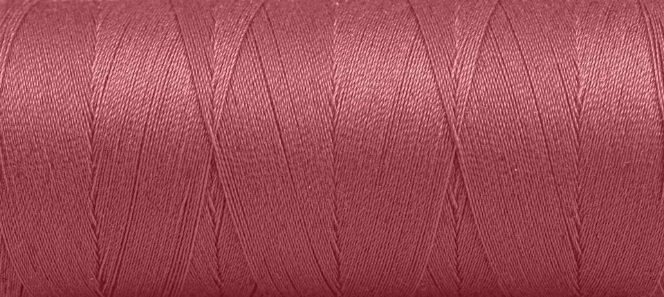 Texture of threads in a spool of red color on a white background Foto stock