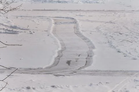The texture of tracks on white snow on an ice on a pond in winter 스톡 사진