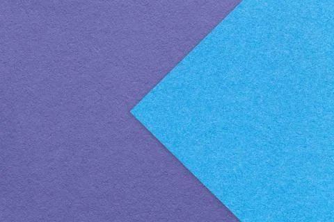 Texture of violet paper background, half two colors with blue arrow, macro. Stockfoto's
