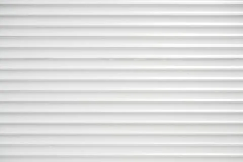 Texture of white plastic louvered window shutters with horizontal slats Foto stock