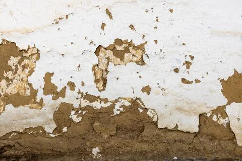 Textured adobe Wall with Peeling White Plaster That Exhibits a Unique and R.. Foto stock