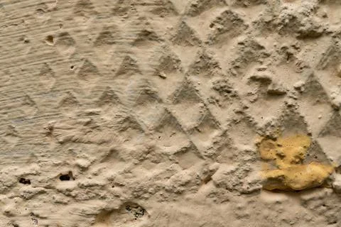 Textured beige wall with diamond pattern and subtle color variations Foto stock