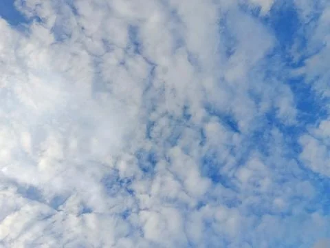 Textured cloud formation spread across a blue sky 库存照片