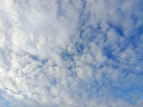 Textured cloud formation spread across a blue sky Foto stock