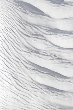 Textured effect of waves on surface of gray-white stone. Foto stock