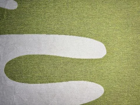 Textured green fabric backdrop featuring organic white wavy abstract pattern  Foto stock