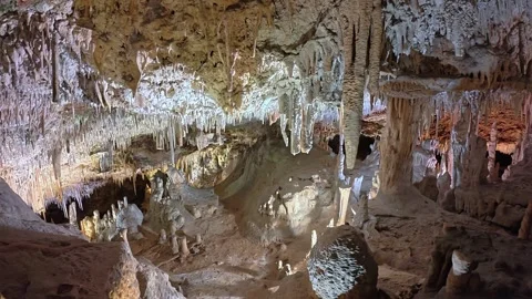 Textured limestone cave wall in Mallorca Vídeos de archivo 334399403
