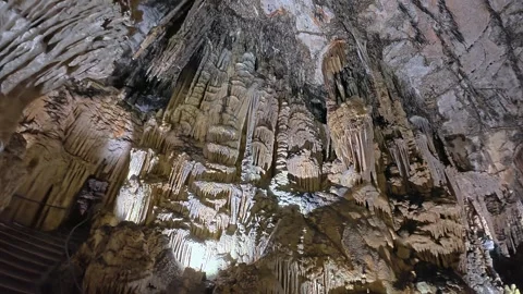 Textured limestone cave wall in Mallorca Vídeos de archivo 334399462