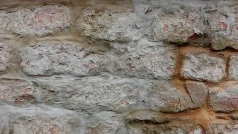 Textured Stone Wall With Weathered Bricks in Rustic Colors During Daylight Foto stock