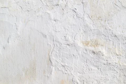 Textured white plaster wall with rough brush strokes and patina Foto stock