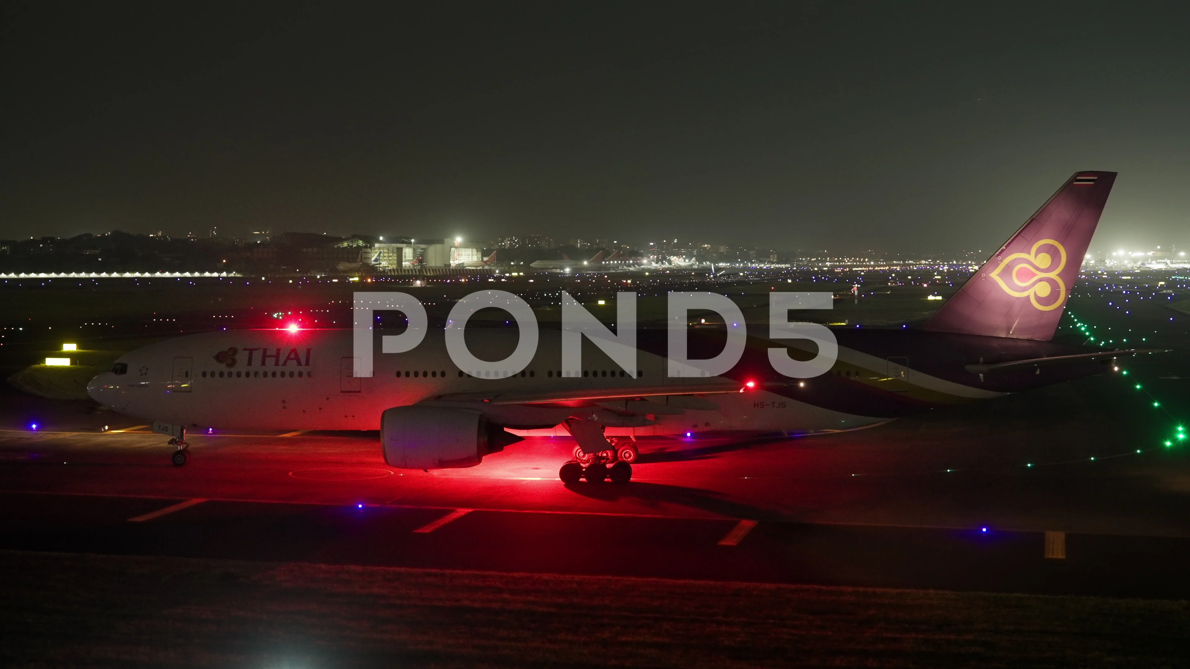 boeing-airplane-aircraft-boeing-777-night-airport