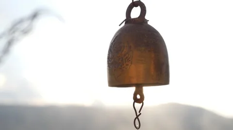 Thai Bell Hang in Temple against Sunset. Slow Motion. Vídeo Stock 45950239