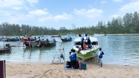 Thai Boat Crew Loading Luggage Onto Speedboat at Krabi Beach 스톡 동영상 331047657