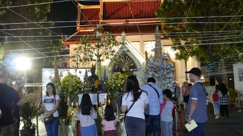 Thai Buddhists visiting Temple for praying during New Year 스톡 동영상 107910507