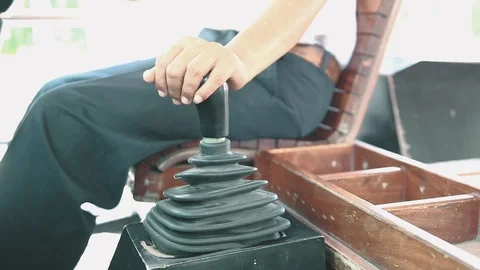 Thai bus driver changing gear and accelerating Vidéo 98599867