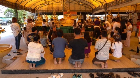 Thai citizens in the temple in front of the statue of Buddha Vídeos de archivo 108249676