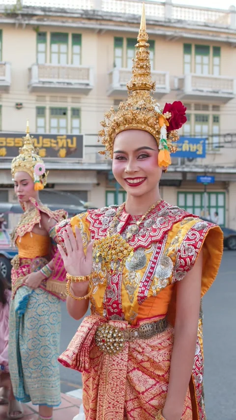 Thai Classical Dancer in Traditional Khon Costume Waving and Smiling in Bangkok Stock Footage 345318594