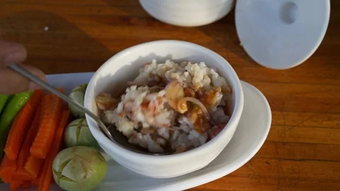 Thai crab chili paste with blanched fresh vegetables in a white ceramic plat Vídeos de archivo 275592437