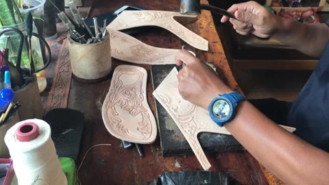 A Thai craftman is making a leathered pattern for the shoes Video stock 260731333