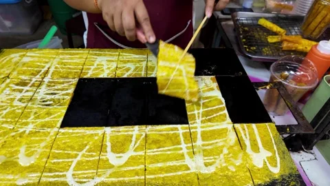 Thai Crispy Coconut Wafer Rolls Being Prepared at Night Market Food Stall Vidéo 340991075