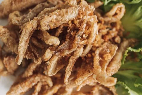 Thai crispy fish served in white dish decorated with vegetable. Stock-Fotos