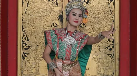 Thai Dancers performing at The Marble Temple. Bangkok. Stock-Footage 10725708