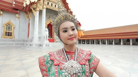 Thai Dancers performing at The Marble Temple. Bangkok. Stock-Footage 10725876
