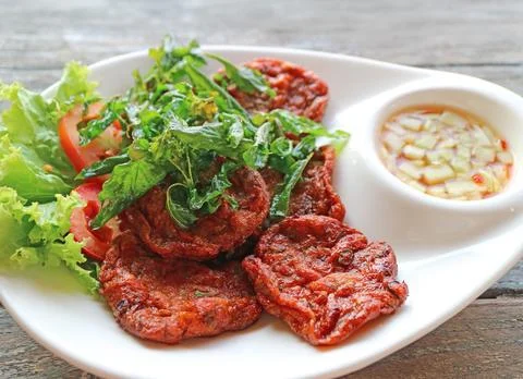 Thai Deep Fried Fish Cake or Tod Mun Pla Garnished with Crispy Fried Basil Foto stock