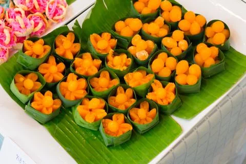 Thai dessert, Doonghiib, bean paste, egg yolk fudge balls cooked in syrup, go Foto stock