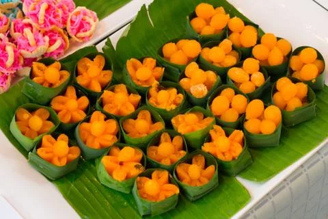 Thai dessert, Doonghiib, bean paste, egg yolk fudge balls cooked in syrup, go Foto stock