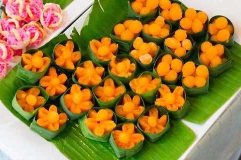 Thai dessert, Doonghiib, bean paste, egg yolk fudge balls cooked in syrup, go Foto stock