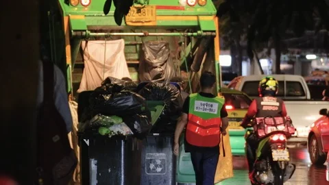 Thai dustman transport garbage onto garbage truck Video stock 115960912
