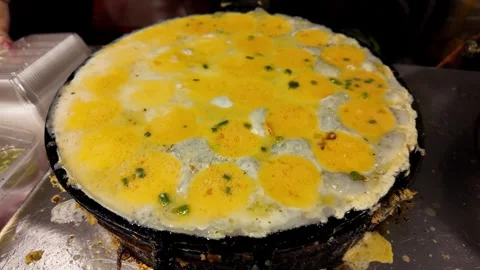 Thai Egg Dish Frying in a Hot Pan at a Street Food Market Vídeos de archivo 342500522