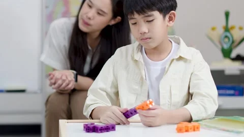 Thai Elementary Student Learning Math with Colorful Counting Blocks Vídeos de archivo 334355857