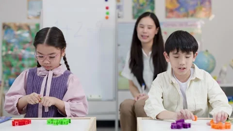 Thai Elementary Teacher and Students Learning Math with Counting Blocks Vídeos de archivo 334171995
