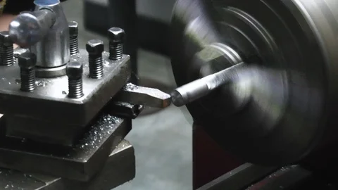 Thai engineer student using a metal lathe Vidéo 98203347
