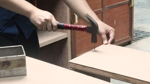 Thai engineer students hammer the nail in carpentry workshop class. Stock-Footage 98200722