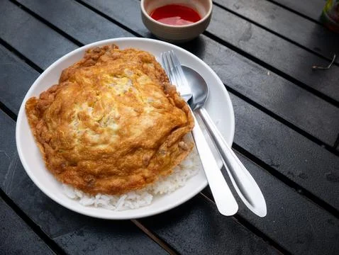 Thai Fried Egg with Minced Pork Over Rice - Kai Jiew Moo Sap Street Food Stock-Fotos