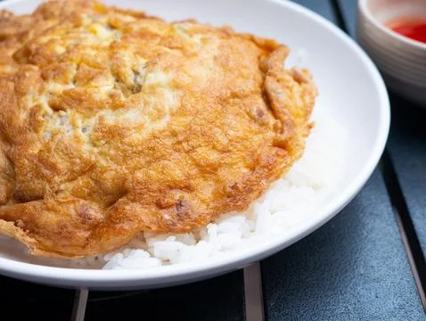 Thai Fried Egg with Minced Pork Over Rice - Kai Jiew Moo Sap Street Food Stock-Fotos