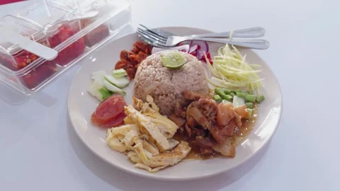 Thai Khao Kluk Kapi Shrimp Paste Fried Rice Plate with Toppings, Slow Zoom Out Видео 333367253