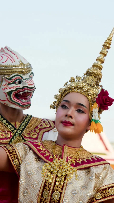Thai Khon Dance Performance with Hanuman and Suphannamatcha Characters Stockbeeldmateriaal 332887993