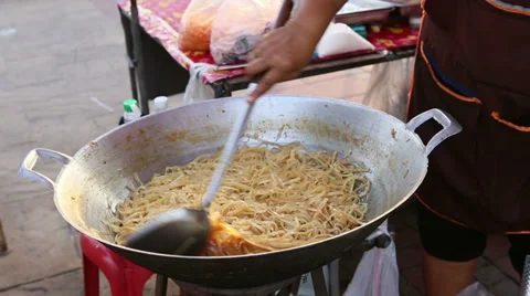 Thai Lady Making Huge Wok Of Pad Thai Noodles 스톡 동영상 30261204