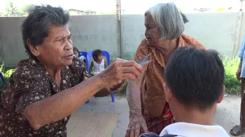 Thai man during a Buddhist monk Vídeos de archivo 47581953