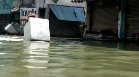 Thai Man Pushing Container Down A Flooded Street 스톡 동영상 8969734