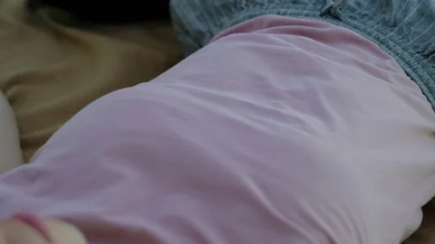 Thai massage master does body and foot massage Vídeo Stock 134290928