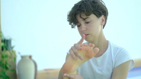 Thai massage master makes foot and leg massage Stock-Footage 134396807