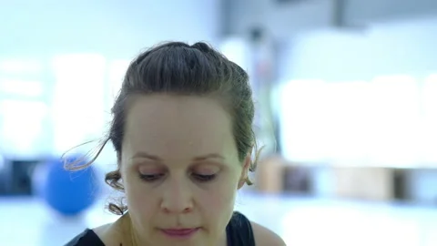 Thai massage master proceeds to another type of exercise Vidéo 134395602