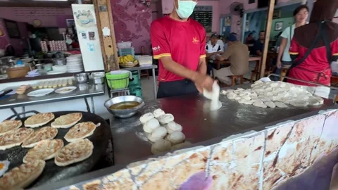 Thai Muslim making roti Vídeos de archivo 335914630