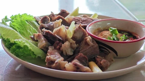 Thai Northeastern style steamed beef with herbs and spicy dipping sauce. Vídeos de archivo 348157741