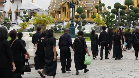 Thai people are walking to attend the funeral King Bhumibol Adulyadej in Palace Stock Footage 74684885